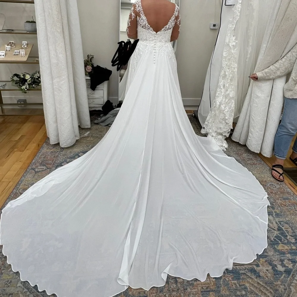 Wedding dress - Picture 2 of 3